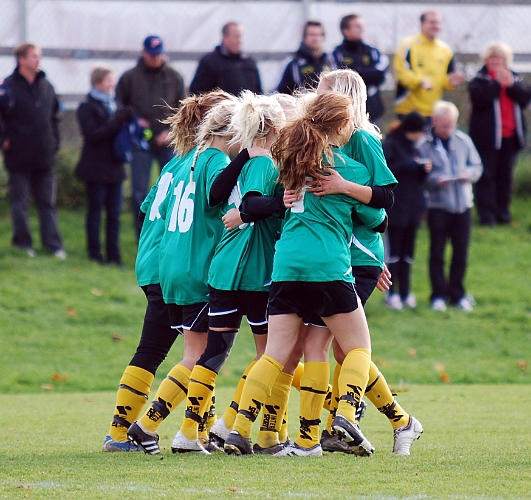 2010_1003_07.JPG - Glada Södratjejer klappar om varandra